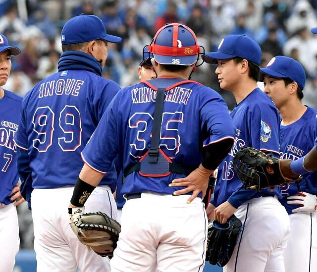 ３回、増田に３ランを浴び、井上監督（左）から降板を告げられる桜井（右から２人目）＝撮影・佐藤厚