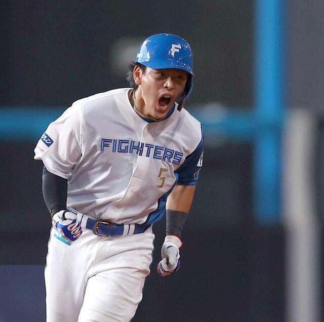 　７回、勝ち越し３ランを放ち、雄たけびを上げながらダイヤモンドを回る野村（撮影・中島達哉）