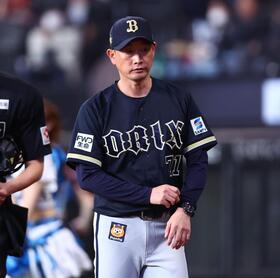 ８回、選手交代を告げる岸田監督（撮影・中島達哉）