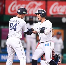 ３回、同点ソロを放ち熊代コーチ（左）に迎えられ生還する桑原（撮影・園田高夫）