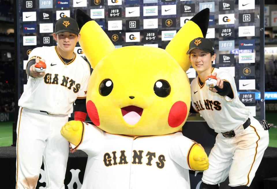 　お立ち台でピカチュウとともに笑顔を見せる増田陸（左）と浦田（撮影・伊藤笙子）