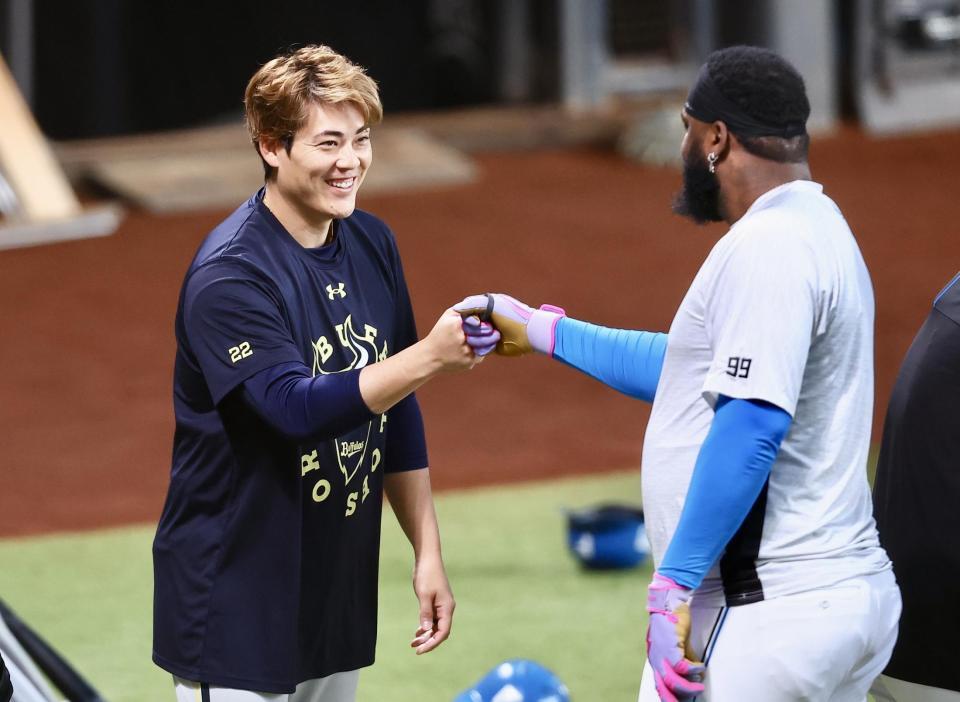 試合前、日本ハムのレイエス（右）とグータッチを交わす九里（撮影・中島達哉）