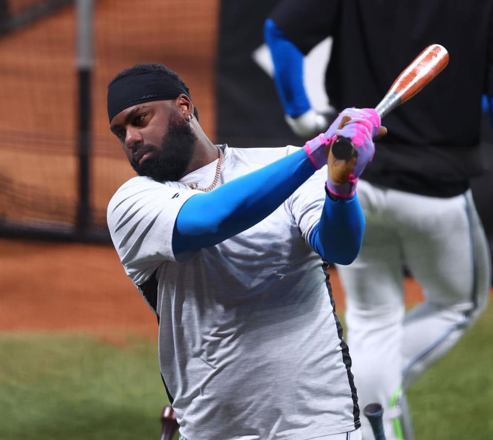 打撃練習をするレイエス（撮影・中島達哉）