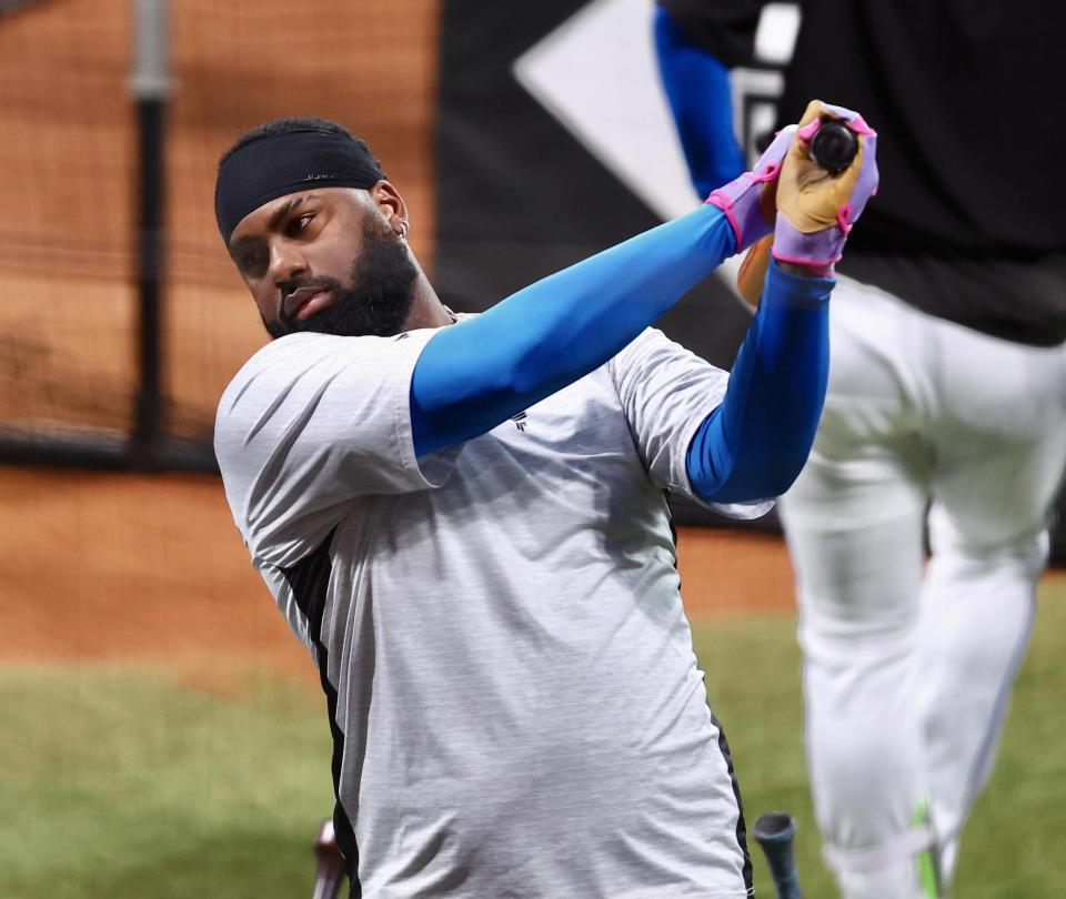 試合前、打撃練習をするレイエス（撮影・中島達哉）