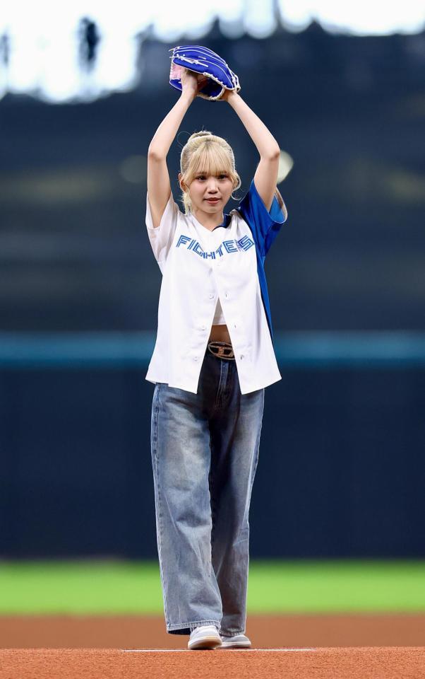 ファーストピッチセレモニーで投球するＳｏａｌａ（撮影・中島達哉）