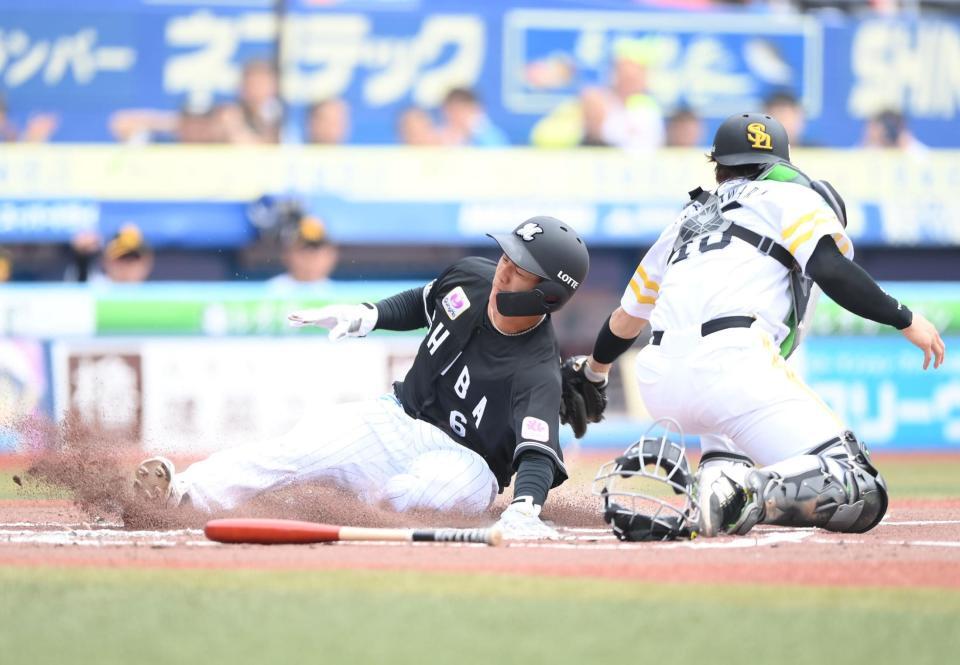 １回、ポランコのタイムリー内野安打で先制のホームに滑り込む西川（左）。捕手・谷川原（撮影・開出牧）