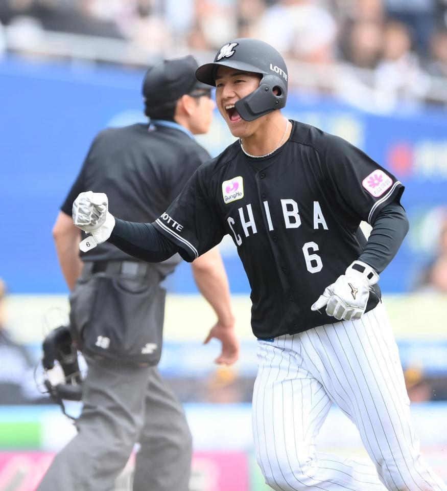 １回、ポランコのタイムリー内野安打で先制のホームに滑り込みガッツポーズを決める西川（撮影・開出牧）