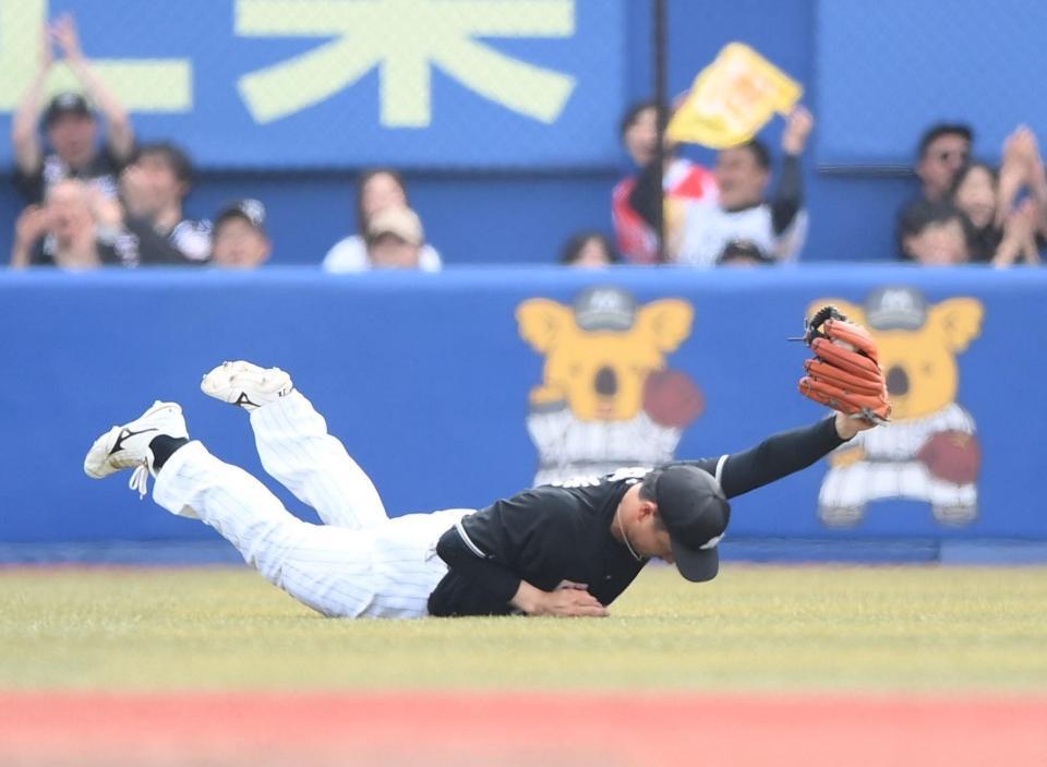 ２回、周東の左飛をダイビングキャッチで好捕する西川（撮影・開出牧）