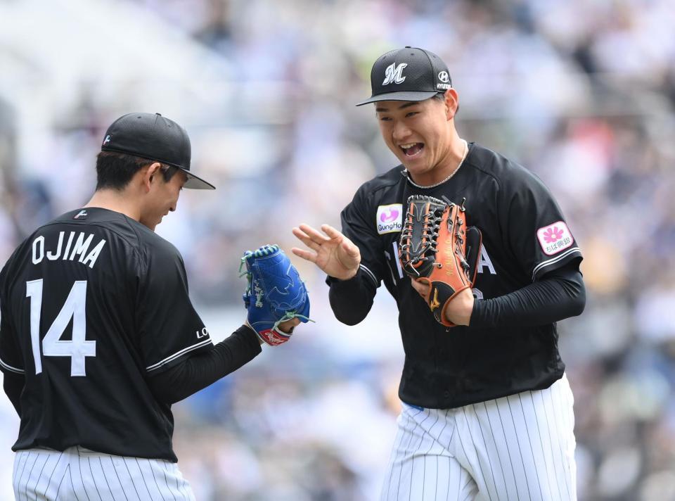 ２回、周東の左飛をダイビングキャッチで好捕し先発・小島（左）とタッチを交わす西川（撮影・開出牧）