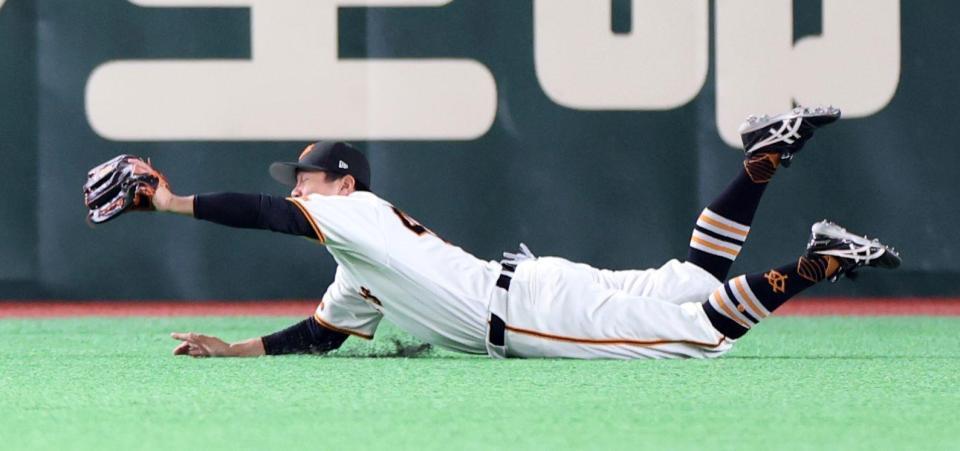 ２回、ビシエドの中飛を好捕する中堅手の佐々木（撮影・伊藤笙子）