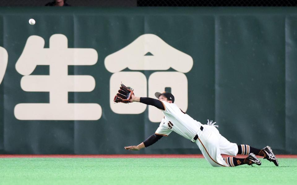 ２回、ビシエドの中飛を好捕する中堅手の佐々木（撮影・伊藤笙子）