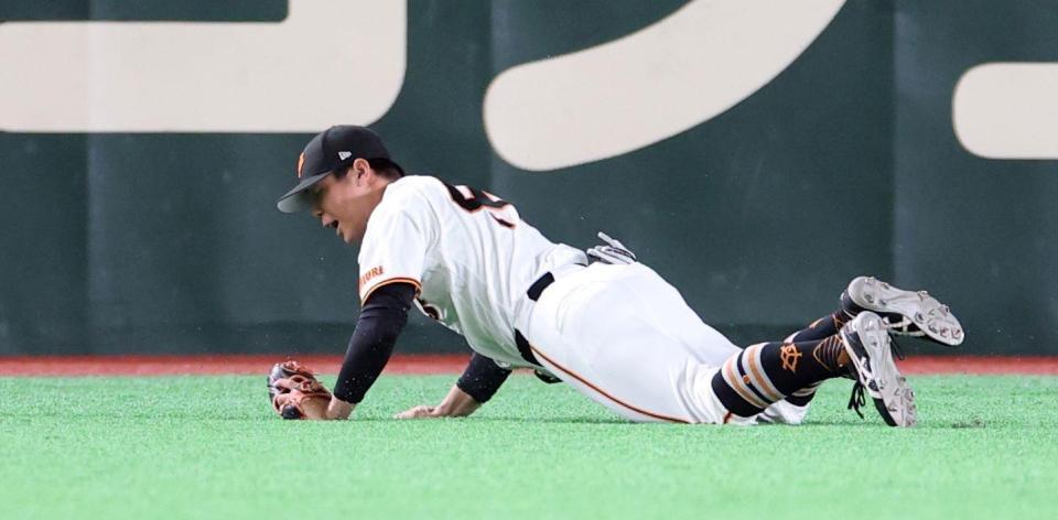 ２回、ビシエドの中飛を好捕する中堅手の佐々木（撮影・伊藤笙子）