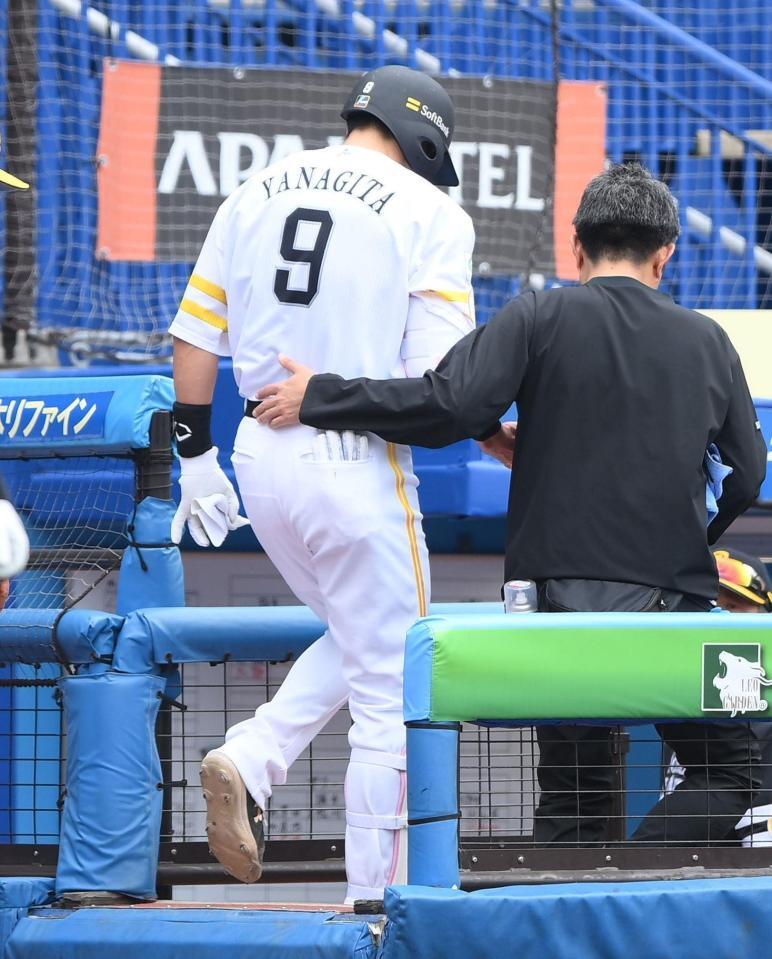 ５回、死球を受け治療のためベンチへ引き揚げる柳田（撮影・開出牧）