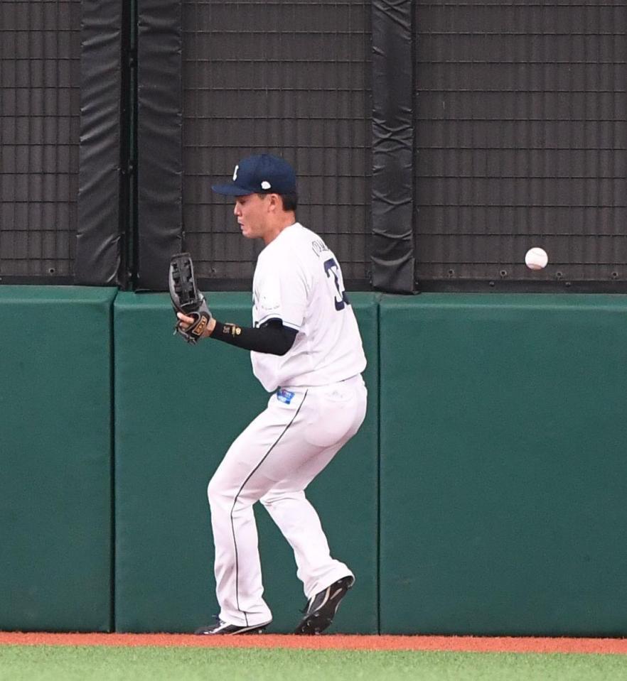 １回、打球を落球した秋山（撮影・園田高夫）