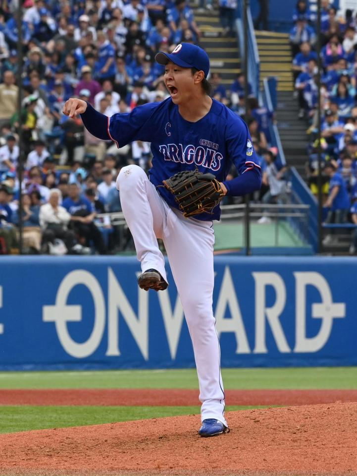 ５回、高梨を見逃しの三振に斬って取り吠える高橋宏（撮影・持木克友）