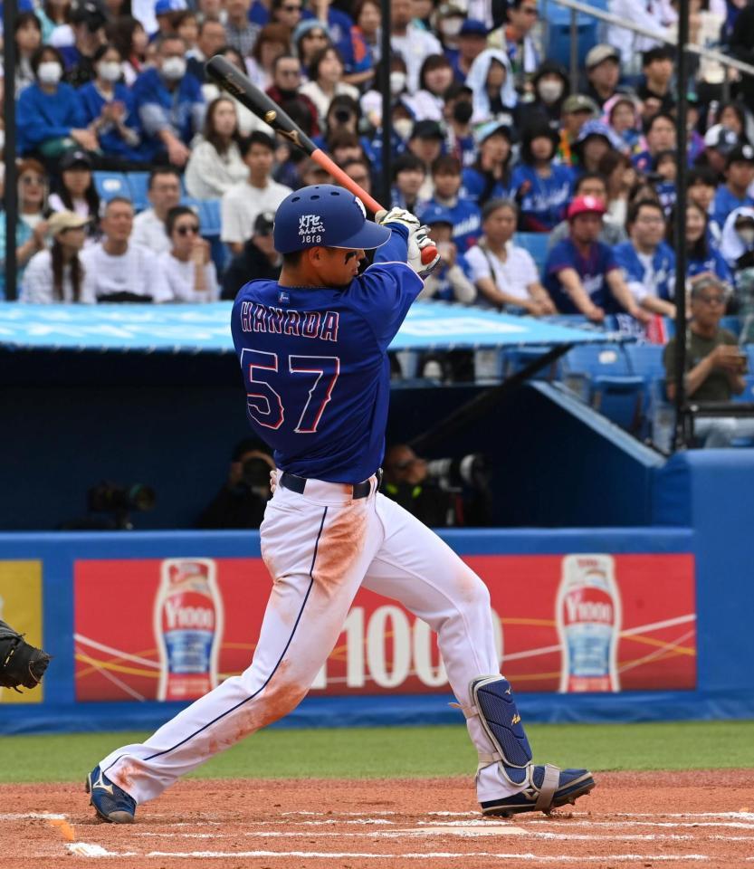 ６回、左前適時打を放つ花田（撮影・持木克友）