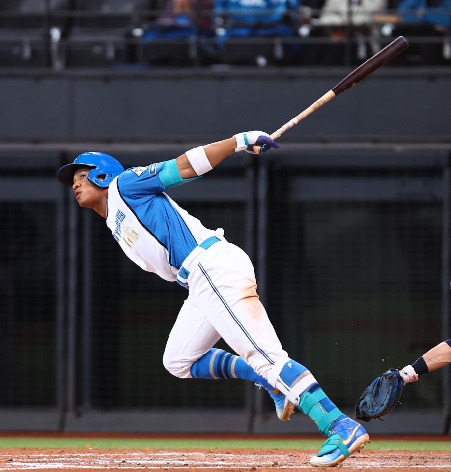 ７回、左越えに勝ち越し３ランを放つ万波（撮影・中島達哉）