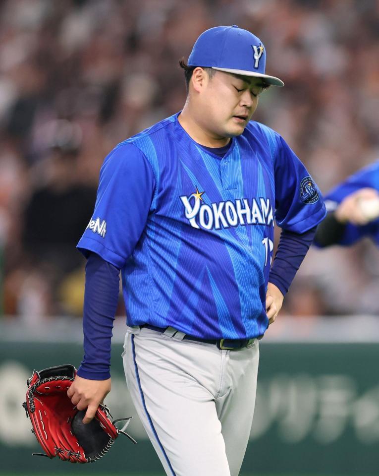 ７回、大城に痛恨の逆転３ランを浴びた伊勢（撮影・伊藤笙子）