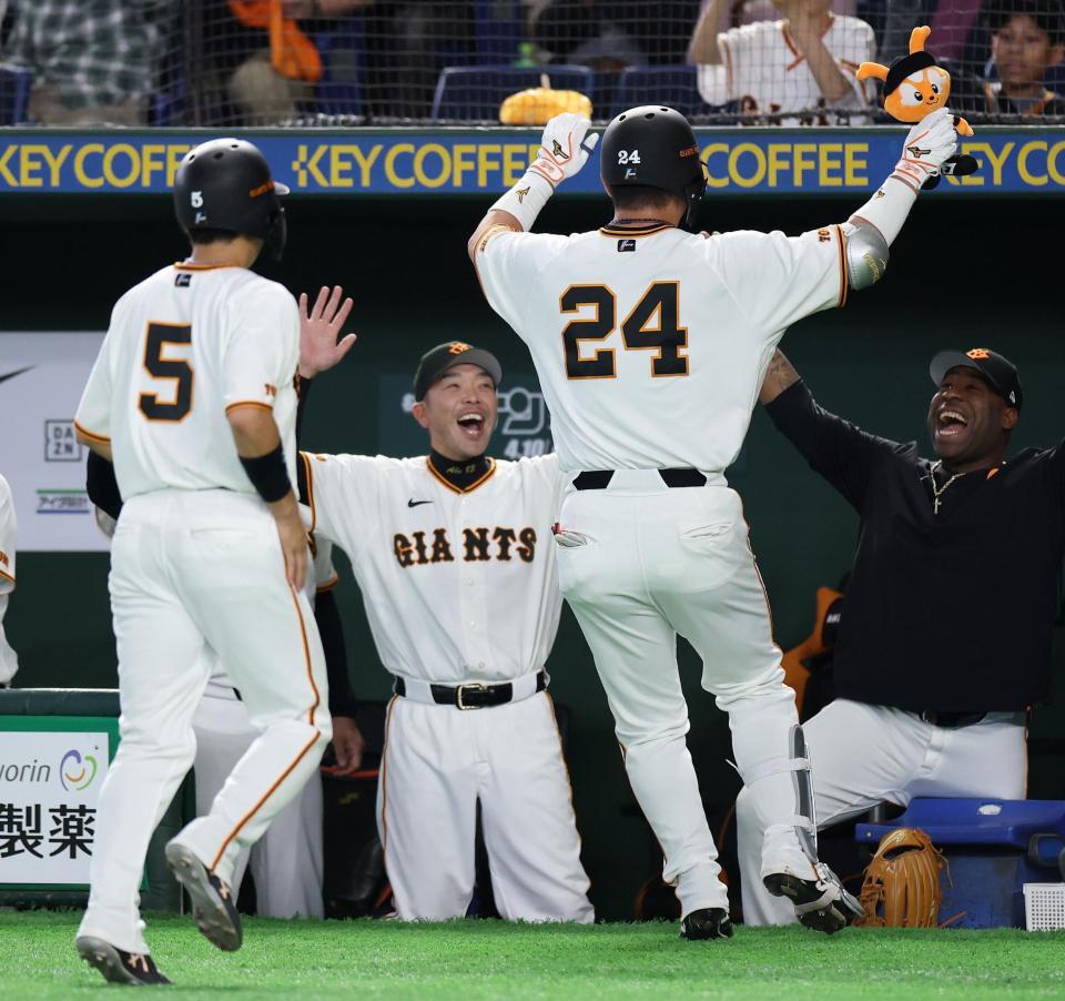 ７回、逆転の右越え３ランを放った大城（２４）を笑顔で迎える阿部監督（奥左）＝撮影・伊藤笙子