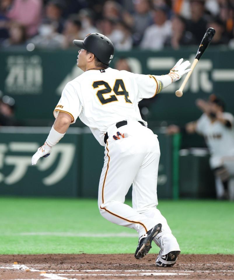 ７回巨人２死二三塁、逆転の右越え３ランを放つ巨人・大城卓三＝東京ドーム（撮影・伊藤笙子）