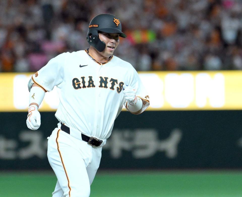 ７回、逆転の右越え３ランを放ち、笑顔でダイヤモンドを一周する大城（撮影・伊藤笙子）