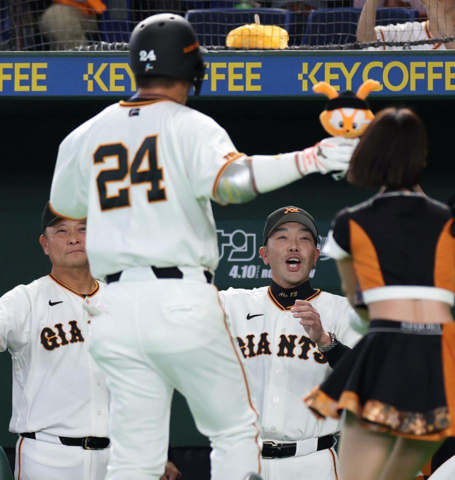 ７回、逆転の右越え３ランを放った大城（２４）を迎える阿部監督（撮影・伊藤笙子）