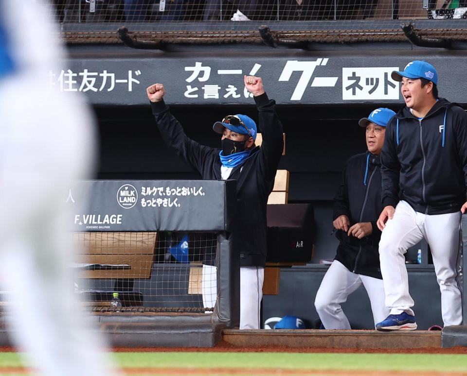 ６回、奈良間が同点打を放ち、ガッツポーズをする新庄監督（中央）＝撮影・中島達哉