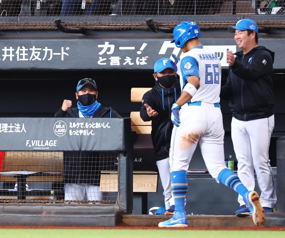 ６回、田宮の適時二塁打で生還した万波（右から２人目）を迎える新庄監督（左）＝撮影・中島達哉