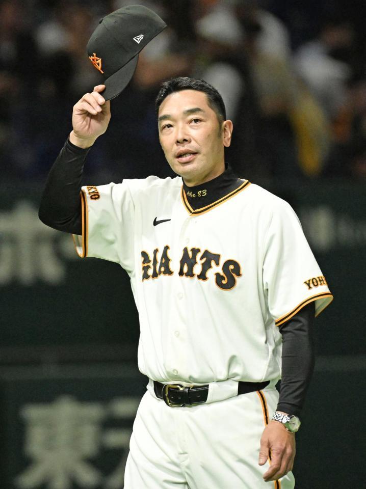 ＤｅＮＡに勝利し声援に応える阿部監督