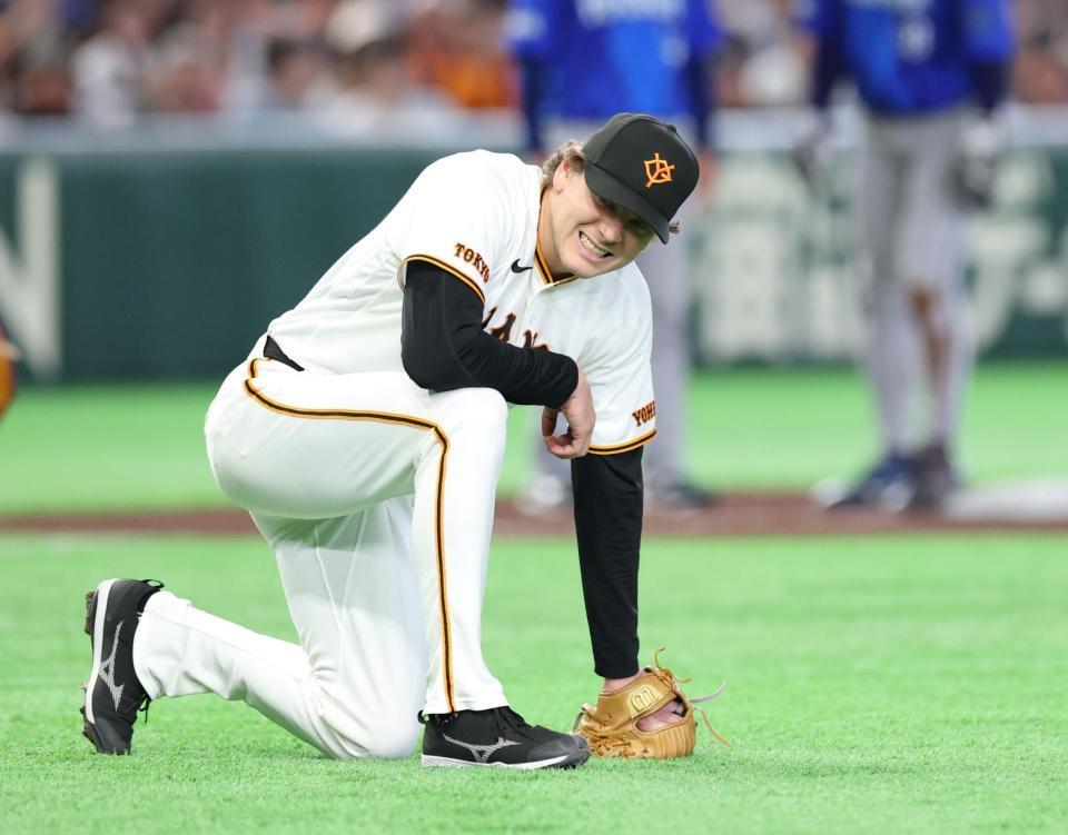 ４回、入江の犠打を処理する際にバランスを崩し、顔をしかめるハワード＝４日