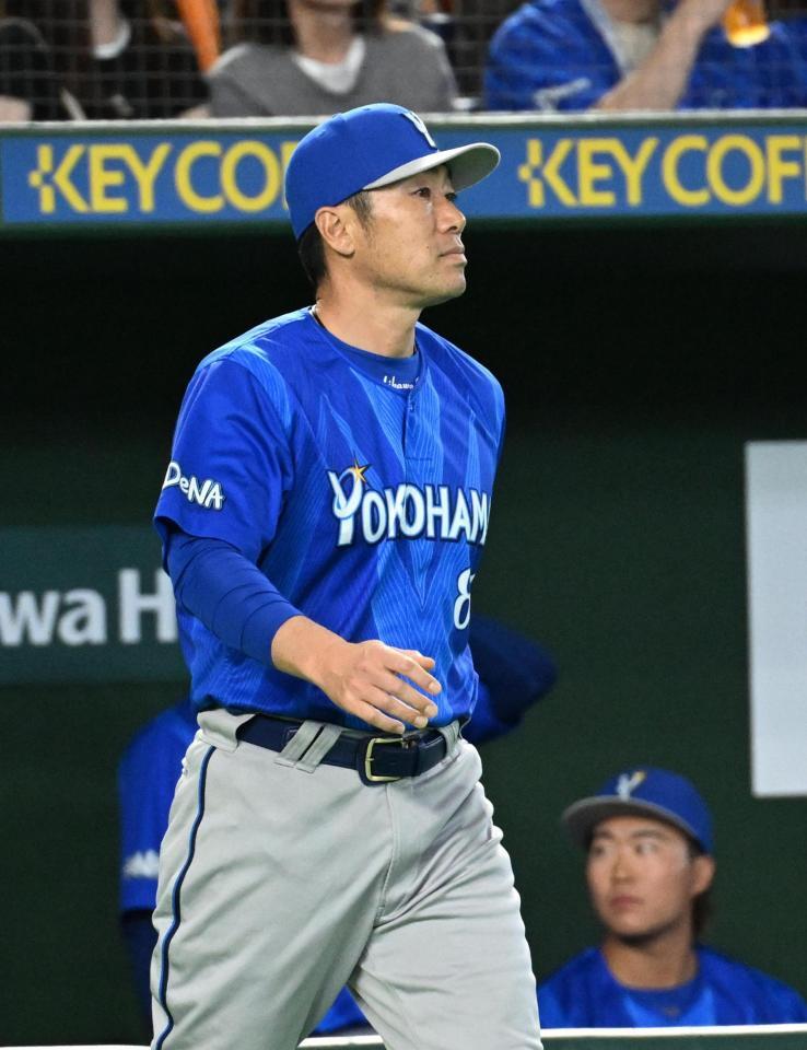 ７回裏、マウンドに向かう相川監督