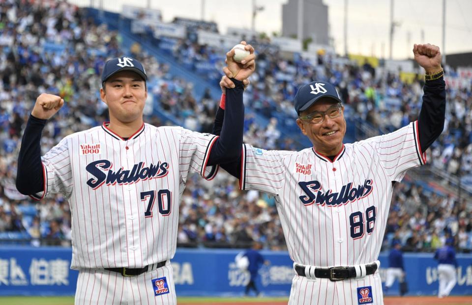 プロ初勝利を挙げ池山監督（右）から祝福される広沢（撮影・持木克友）