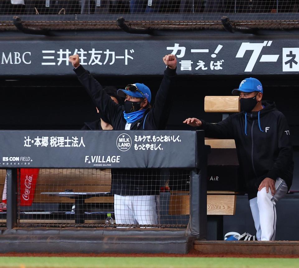 ８回、五十幡が適時打を放ち、ガッツポーズをする新庄監督（撮影・中島達哉）