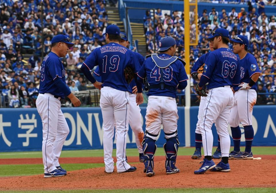 ７回途中・高橋宏に降板を告げる井上監督（右）＝撮影・持木克友