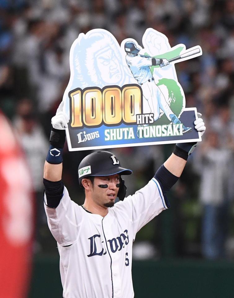 ２回、左線二塁打を放ち通算１０００本安打を達成した外崎（撮影・園田高夫）