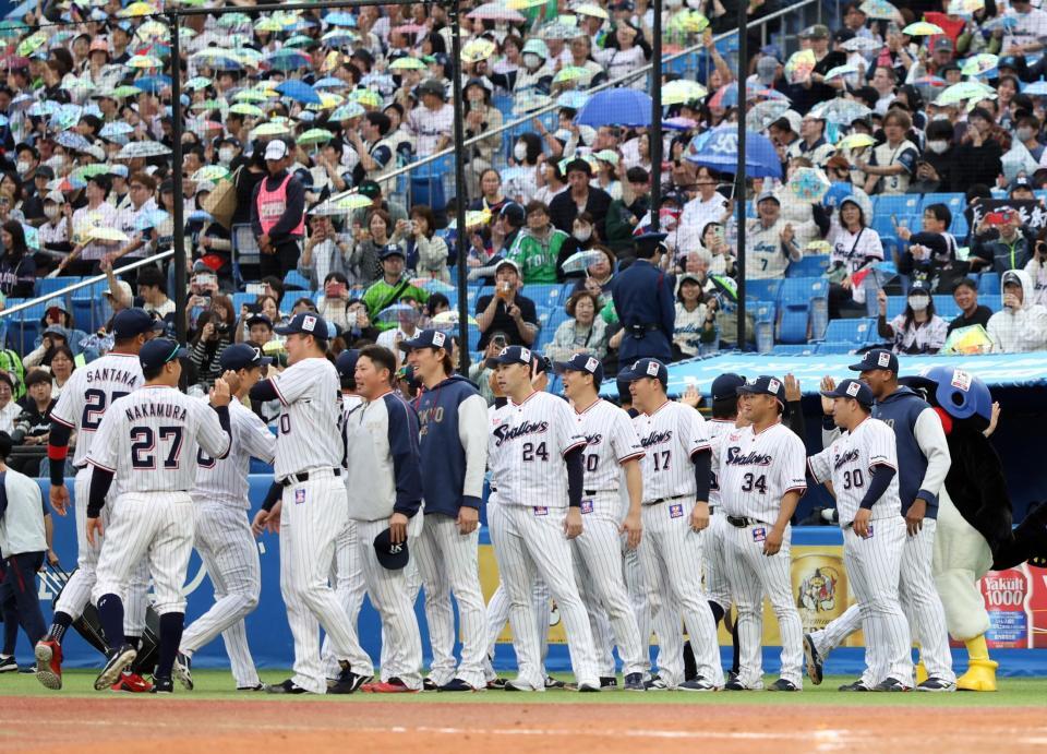 中日に勝利し、タッチを交わすヤクルトナイン