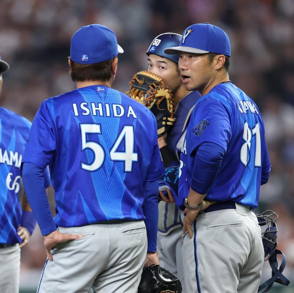 ６回、ピンチを背負った石田裕（左）に直接話しかける相川監督（撮影・伊藤笙子）