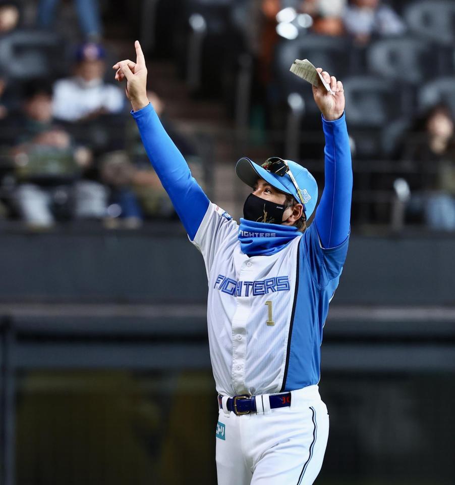 メンバー表を交換し、スタンドに手を振る新庄監督（撮影・中島達哉）