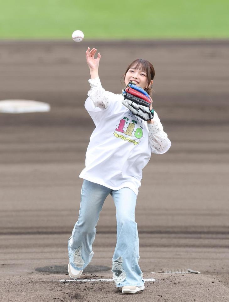 始球式を務める福留光帆（撮影・西田忠信）