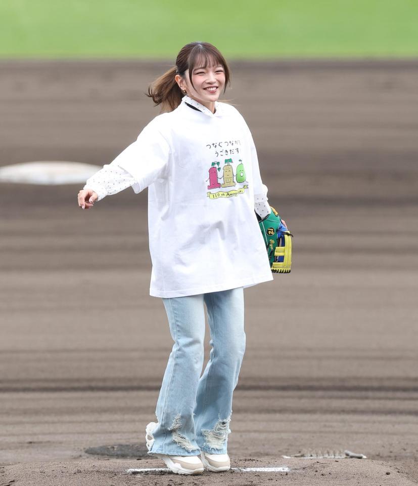 始球式を終え笑顔を見せる福留光帆（撮影・西田忠信）