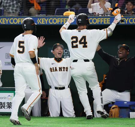 　７回、逆転３ランを放った大城（２４）を笑顔で迎える阿部監督（奥左）＝撮影・伊藤笙子