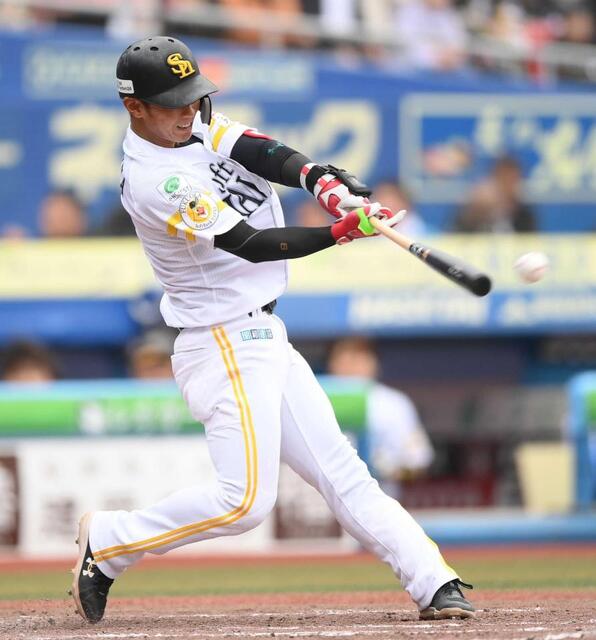 　５回、左前適時打を放つ今宮（撮影・開出牧）