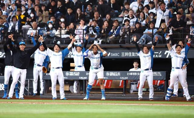 　６回、奈良間が同点打を放ち、沸き上がる日本ハムナイン（撮影・中島達哉）