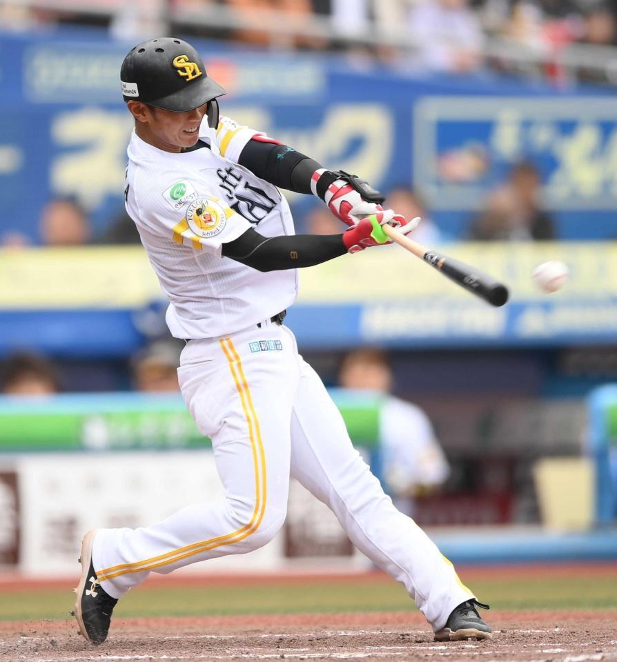 　５回、左前適時打を放つ今宮（撮影・開出牧）