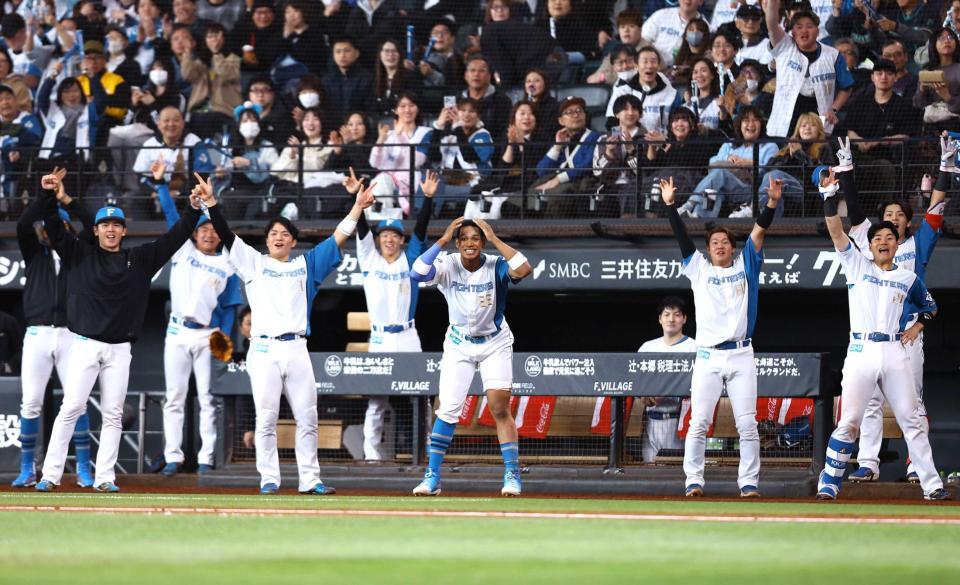 　６回、奈良間が同点打を放ち、沸き上がる日本ハムナイン（撮影・中島達哉）