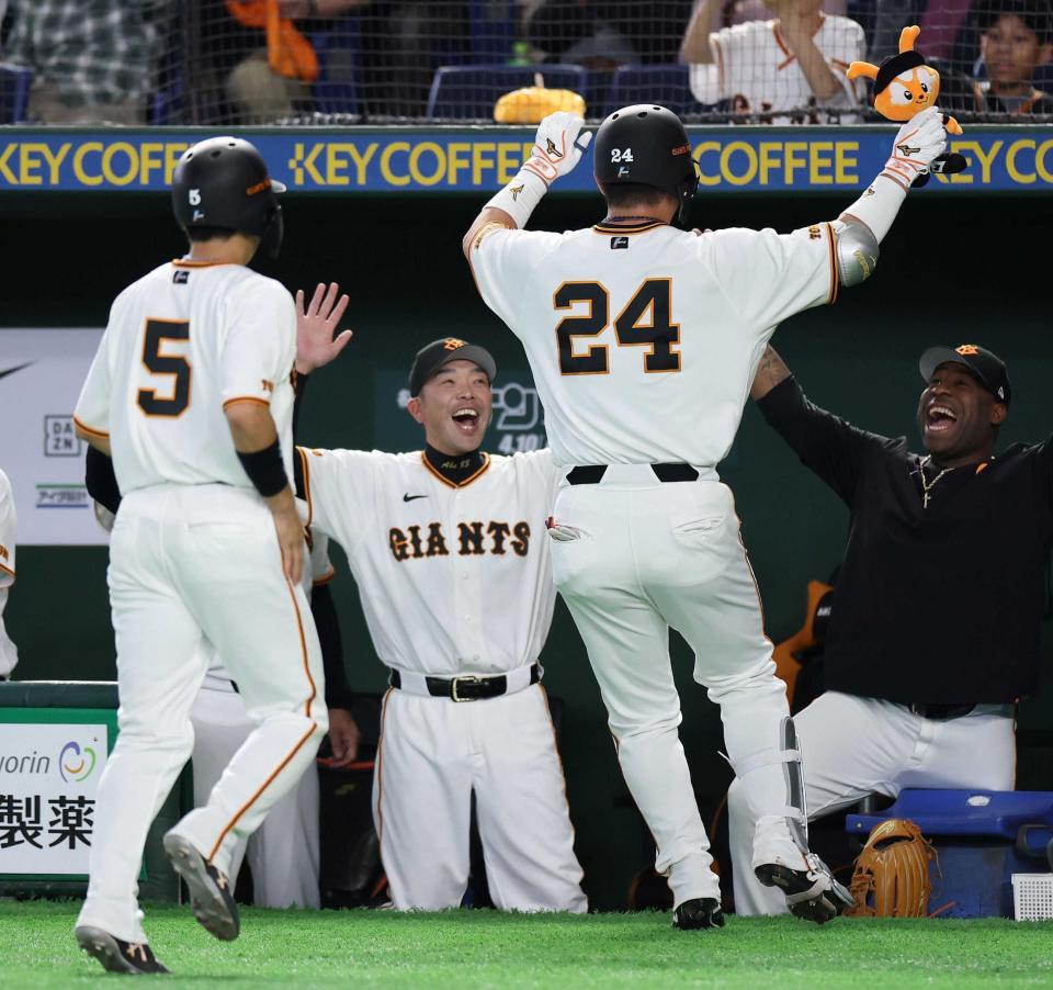 　７回、逆転３ランを放った大城（２４）を笑顔で迎える阿部監督（奥左）＝撮影・伊藤笙子