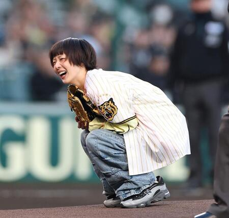 投球を終え、思わずしゃがみ込むあいみょん（撮影・西田忠信）