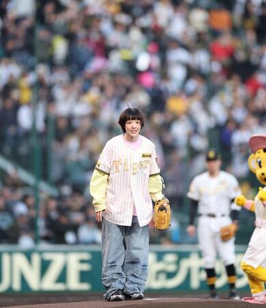 甲子園の始球式に登場したあいみょん（撮影・西田忠信）