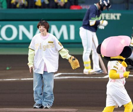 始球式を務めマウンドへ上がるあいみょん（撮影・立川洋一郎）