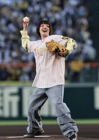 始球式で投げるあいみょん（撮影・田中太一）